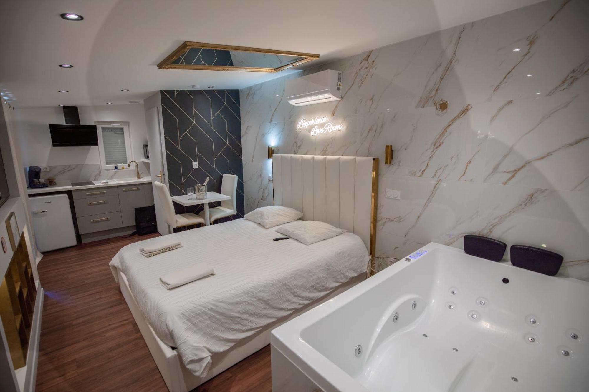 L'Experience Love Room Saint-Jean-Bonnefonds ภายนอก รูปภาพ